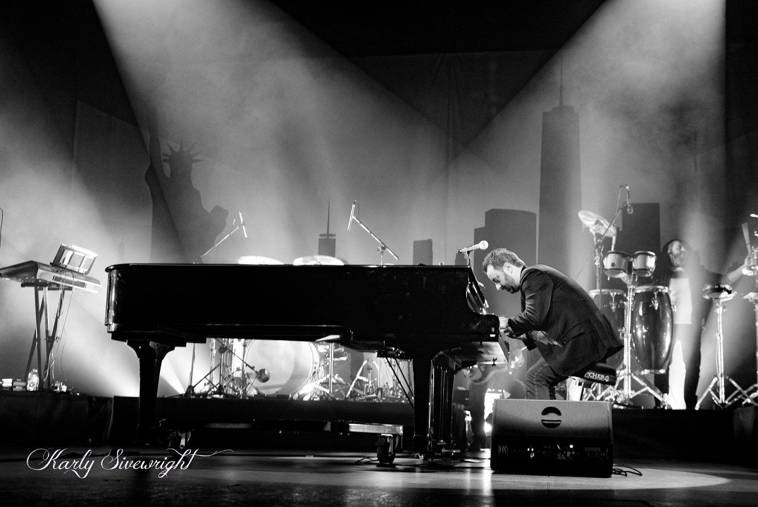 BILLY JOEL PLAYING PIANO ON STAGE WITH AUDIENCE SURROUNDING CONCERT 24X36 POSTER 